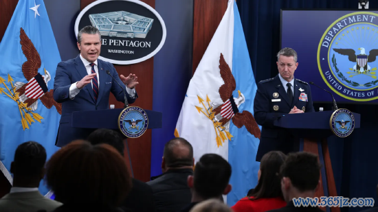 2026 年 3 月 2 日，美国战争部长皮特・赫格塞思（左）在五角大楼新闻发布会上发言，参谋长联席会议主席丹・凯恩将军（右）聆听。