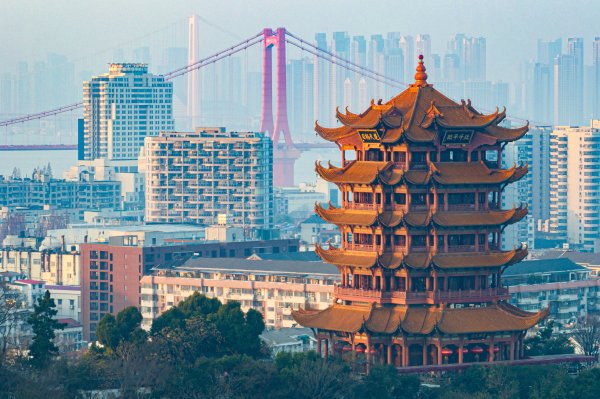 荆楚江天阔，千桥入画来