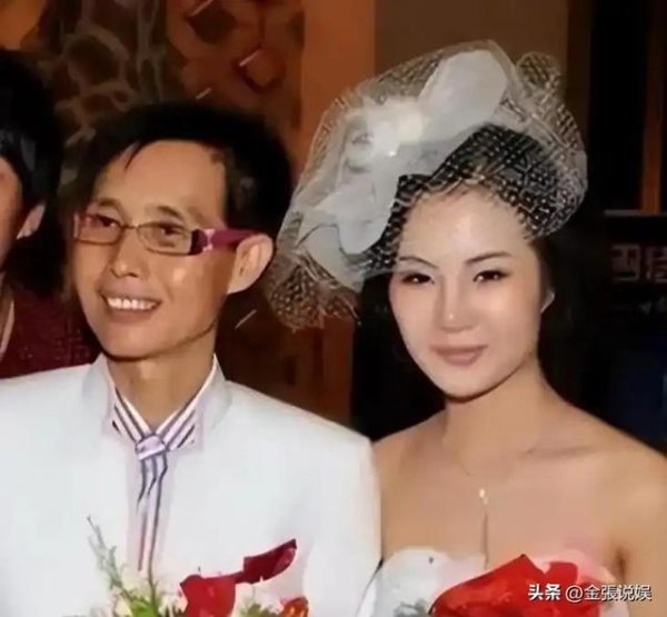 嫁大33岁干爹为妻，19岁未婚先孕，靠隆胸出名的她，现在咋样了