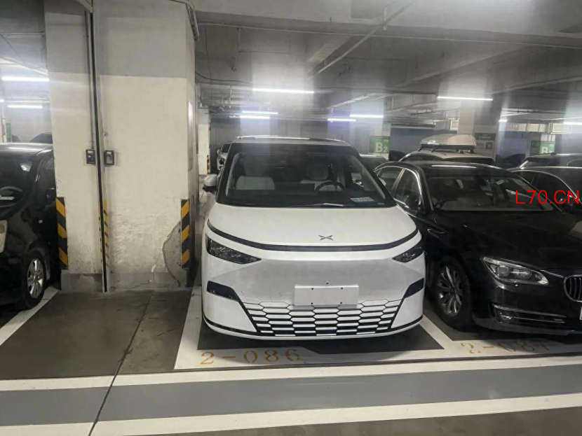 越造越大越来越重的新能源车，是车位和道路都不能承受之重