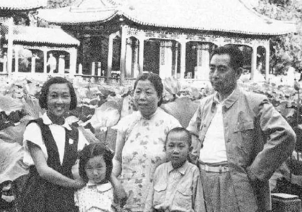 作为周总理唯一的“儿子”，真实身份隐藏50年，父子俩只见过一面