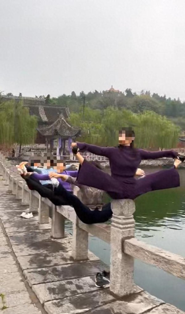 景区5女子临水栏杆上做瑜伽 安全引担忧