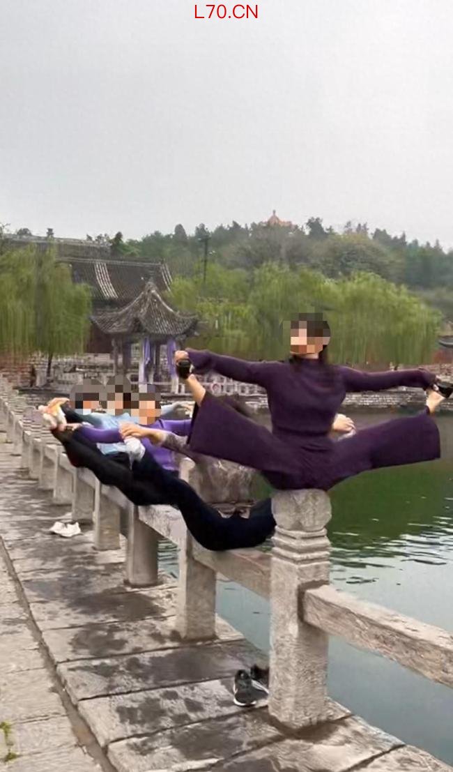 景区5女子临水栏杆上做瑜伽