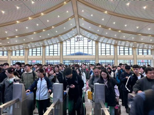 清明假期首日迎来出行最高峰 长三角铁路预计发送旅客455万人次