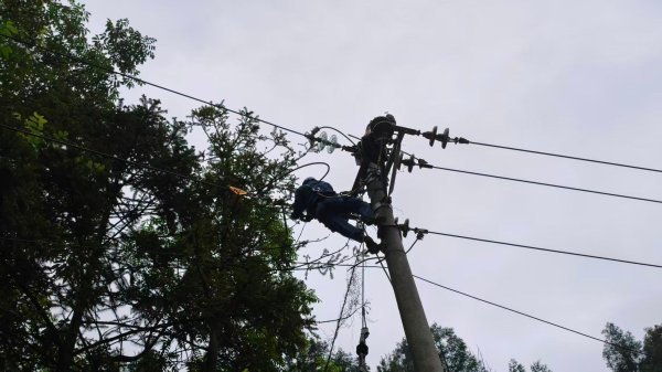 南方电网毕节织金供电局：风雨逆行守电网 彻夜抢修暖民心