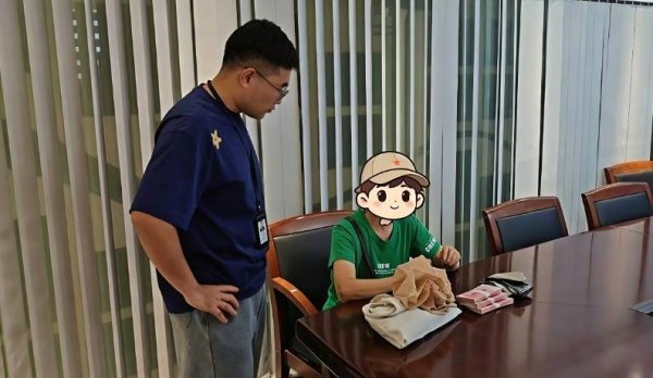 女子带33000元现金从广州打车去佛山，上车时刻意拍下车牌号引起司机警觉，司机接到民警提醒，在高速掉头把她送进反诈中心